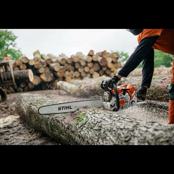 STIHL MS 500I SIDE VIEW CUTTING A LOG