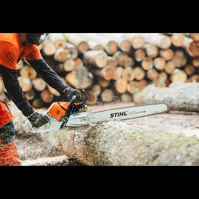 MS 500i SIDE VIEW OF CUTTING A LOG