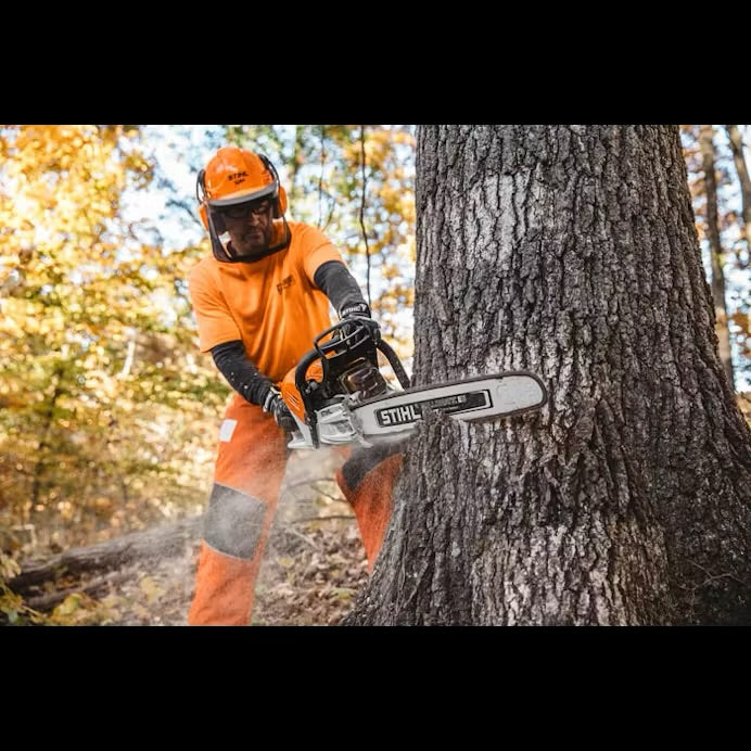 STIHL MS500I FRONT VIEW OF CUTTING A TREE