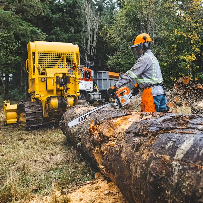 STIHL CHAINSAW CUTTING BIG LOG
